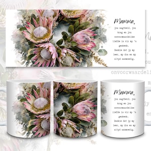 Puede incluir: Taza de cerámica blanca con un diseño floral con flores de protea rosas y amarillas y follaje verde. La taza tiene texto en negro, que dice "Mamma" y un poema en un idioma extranjero. El diseño se repite en un artículo rectangular a juego.