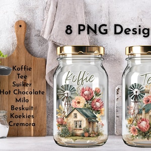 Op de afbeelding: Twee doorzichtige glazen potten met goudkleurige deksels, elk voorzien van een opdruk van een rustiek huis, een windmolen en bloemstukken. De ene pot is gelabeld met het woord Koffie en de andere met het woord Tee in een wit lettertype.
