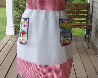 Red Half Apron 1960 Embroidered Trim Pennsylvania Dutch Design Country Retro Kitchen Kitsch
