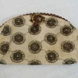 Cartera de mano vintage de tela con cuentas - Diseño de medallón de muñeca en blanco roto y marrón