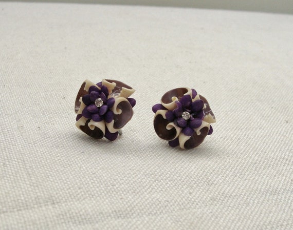 Vintage Purple Flower Shell Screw Back Earrings - image 2