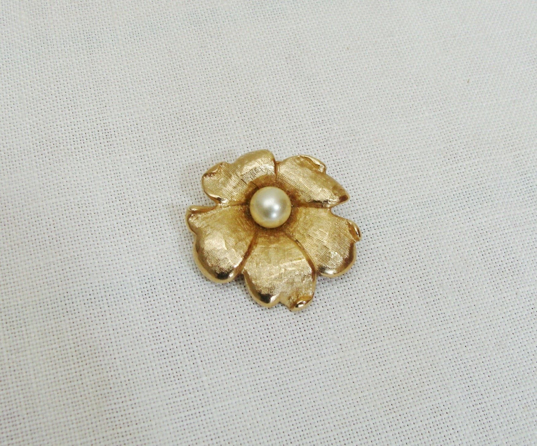 EMMONS ヴィンテージ ブローチ Vintage Emmons Gold Tone Flower with Pearl Brooch or Pendant