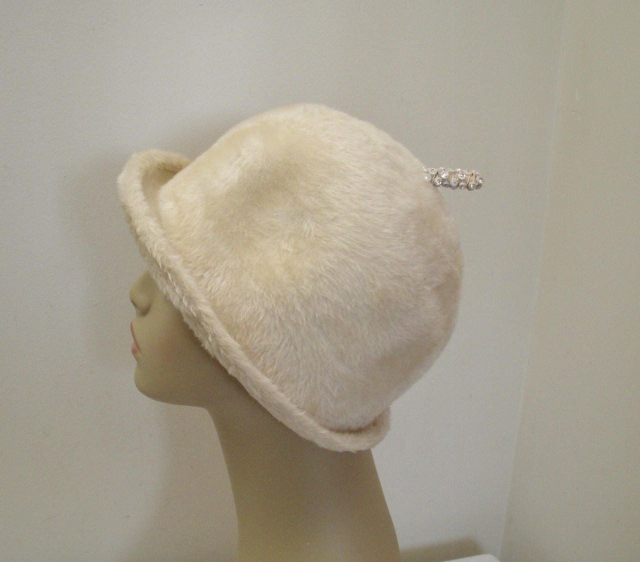 帽子 Made in Italy Fake fur cap Vintage off White Faux Fur Womens Hat With Rhinestones