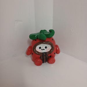 Marshmallow fatto a mano in costume da fragola