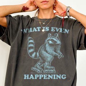 Camiseta vintage "What Is Even Happening", camiseta retrô engraçada de guaxinim, camiseta vintage de guaxinim, camiseta estética, moletom de guaxinim, camisetas de guaxinim