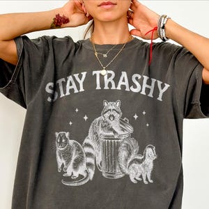 Vintage Stay Trashy-shirt, retro grappig wasbeershirt, vintage wasbeert-shirt, esthetisch shirt, wasbeer-sweater, wasbeer-T-shirt, Trashy-t-shirts