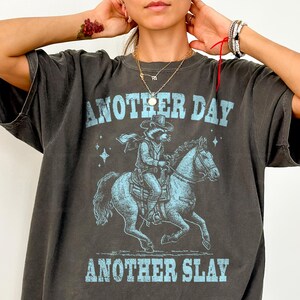 Camiseta vintage Another Day Another Slay, camiseta retrô engraçada de guaxinim, camiseta vintage de guaxinim, camiseta estética, moletom engraçado, camisetas de guaxinim cowboy