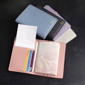 Porta-passaporte de viagem com carta personalizada - Estojo de couro PU personalizado para homens e mulheres, carteira organizadora elegante