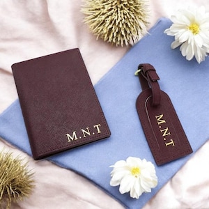 Estuche para pasaporte y etiqueta para equipaje de piel sintética Saffiano con monograma para regalo de viaje
