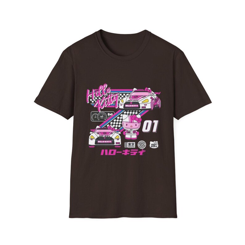 Op de afbeelding: Een bruin T-shirt met korte mouwen met een grafische print van Hello Kitty in een raceauto. De grafiek bevat de tekst "Hello Kitty" en "ロー キティ".
