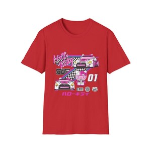 Op de afbeelding: Rood T-shirt met korte mouwen met een Hello Kitty-race thema. Het shirt heeft Hello Kitty in een roze racepak en twee raceauto's met de tekst "Hello Kitty" en "ロー キティ" op het shirt.