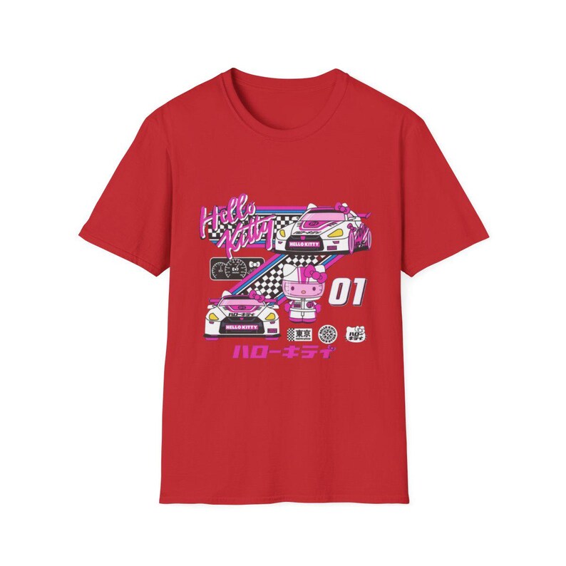 Op de afbeelding: Rood T-shirt met korte mouwen met een Hello Kitty-race thema. Het shirt heeft Hello Kitty in een roze racepak en twee raceauto's met de tekst "Hello Kitty" en "ロー キティ" op het shirt.