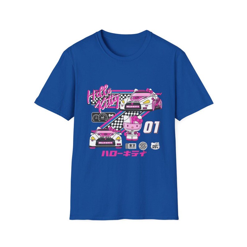 Op de afbeelding: Een blauw T-shirt met een Hello Kitty race-thema. Het shirt heeft Hello Kitty in een roze racepak en twee witte raceauto's met roze accenten. De tekst "Hello Kitty" is roze en de tekst "ハローキティ" is zwart.