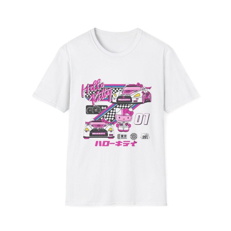 Op de afbeelding: Wit T-shirt met een roze en witte Hello Kitty-afbeelding. De afbeelding toont Hello Kitty in een raceauto met de tekst "Hello Kitty" en "ハローキティ" (Hello Kitty in het Japans).