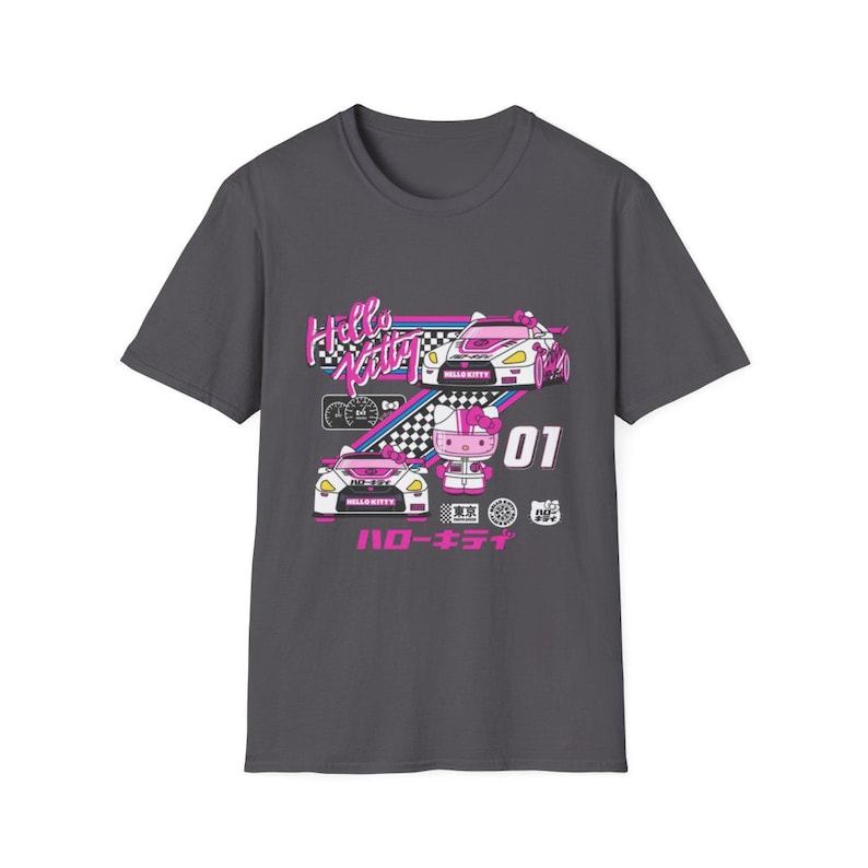 Op de afbeelding: Een donkergrijs T-shirt met een Hello Kitty-race thema. Het shirt heeft een roze Hello Kitty-personage in een raceauto met de tekst "Hello Kitty" en "ローチェア" gedrukt op de voorkant.