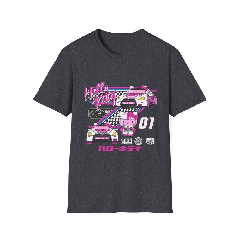 Op de afbeelding: Een donkergrijs T-shirt met een Hello Kitty race-thema. Het shirt heeft een roze Hello Kitty-personage in een racepak, twee roze en witte raceauto's en de tekst "Hello Kitty" en "ハローキティ".