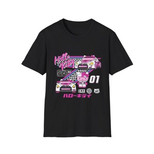 Op de afbeelding: Zwart T-shirt met een roze en witte Hello Kitty race-thema afbeelding. De afbeelding toont Hello Kitty in een raceauto met de tekst "Hello Kitty" en "ロー キティ" (Ro-Kiti).