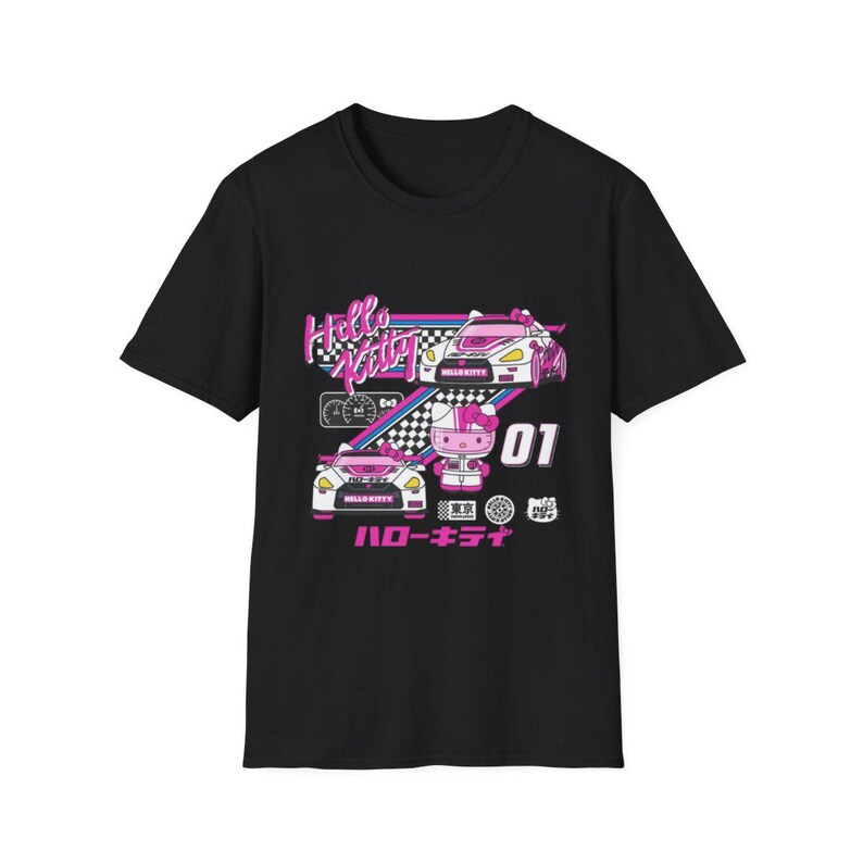 Op de afbeelding: Zwart T-shirt met een roze en witte Hello Kitty race-thema afbeelding. De afbeelding toont Hello Kitty in een raceauto met de tekst "Hello Kitty" en "ロー キティ" (Ro-Kiti).