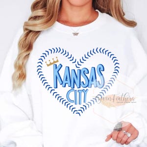 Béisbol de Kansas City Heart PNG, Corona con puntadas azules, Diseño de sublimación para fans de KC, Transferencia DTF, Clipart del día del partido