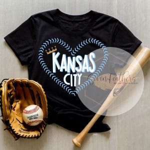 Corazón de béisbol de Kansas City PNG, descarga digital de corona con puntada azul, diseño de sublimación, transferencia DTF, clipart de aficionado al béisbol de Kansas City