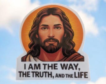 Op de afbeelding: Een sticker met een portret van Jezus met lang bruin haar en een baard, tegen een oranje halo. De tekst "I AM THE WAY, THE TRUTH, AND THE LIFE" staat eronder gedrukt. De achtergrond is een blauwe lucht met wolken.