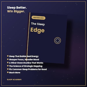 Op de afbeelding: Een donkerblauwe rechthoekige masterclass-afbeelding met de titel The Sleep Edge in gouden tekst. Het bevat voordelen zoals slaap die energie opbouwt, scherpere focus, stabielere stemming, een ontspanningsroutine en strategisch dutten.