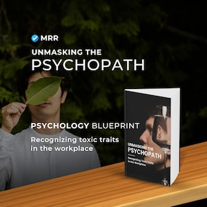 Puede incluir: Un libro titulado "Unmasking the Psychopath: Recognizing Toxic Traits in the Workplace" con una portada negra y un vaso de agua en la portada. El libro está sobre una superficie de madera.