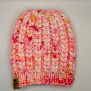 Geflochtene Herzchen Mütze | Luxus Strickmütze | Kunstpelz Pom Pom | OOAK | Erwachsenengröße | Beanie gestrickt