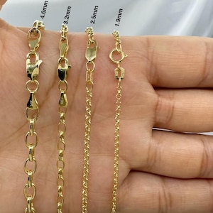 May include: Four gold chains of different thicknesses, 4.6mm, 3.2mm, 2.5mm, and 1.9mm, are displayed on a hand. The chains are all made of gold and have a shiny finish.