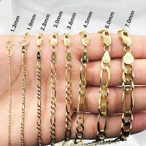Könnte beinhalten: Nahaufnahme von neun goldenen Ketten in verschiedenen Breiten von 1,3 mm bis 7,0 mm. Die Ketten liegen auf einer Hand, wobei die Breiten in Millimetern angegeben sind.