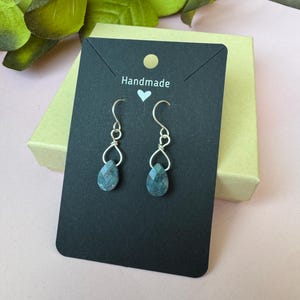 Handgemachte Silber Draht Ohrringe mit Blauen Apatit facettierten Edelsteinen. Minimalistischer Schmuck. Alltags Ohrringe. Beruhigende Energie. Hergestellt in den USA