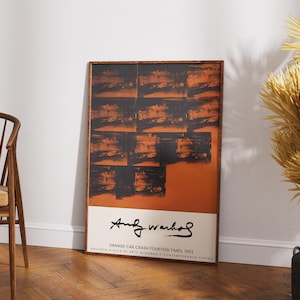 Puede incluir: Un póster enmarcado de una obra de arte abstracta de Andy Warhol. El póster es naranja y negro y presenta el texto "Orange Car Crash Fourteen Times, 1963" y "Galleria Civica d'Arte Moderna e Contemporanea Torino".