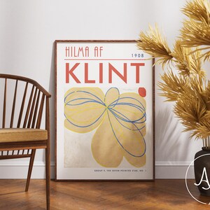 Puede incluir: Un póster vintage con una flor estilizada de color amarillo y azul con un punto rojo. El póster se titula "Hilma af Klint" e incluye el año "1908" y el texto "Group V. The Seven Pointed Star. No. 1".