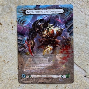 Könnte beinhalten: Eine Fantasy-Sammelkarte mit dem Titel "Kayo, Armed and Dangerous". Die Karte zeigt eine detaillierte Illustration einer monströsen Figur mit bedrohlichem Ausdruck, vor dem Hintergrund einer Kampfszene. Text auf der Karte beschreibt Spielmechaniken.