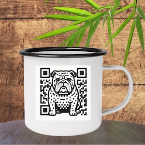 Puede incluir: Taza de esmalte blanco con borde y asa negros. Un código QR en blanco y negro con una ilustración de bulldog está impreso en la taza.