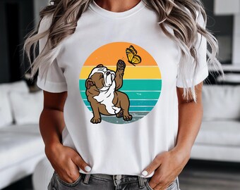 Bulldog inglés alcanzando una mariposa, camiseta unisex caprichosa, buscando la alegría, divertida camiseta de dibujos animados, tema de conversación, para él y para ella