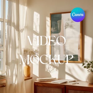 Puede incluir: Interior de una habitación con una pintura abstracta enmarcada, un mueble de madera y una ventana con cortinas transparentes. La imagen tiene el texto "VIDEO MOCKUP" y un logotipo de Canva.