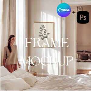 Puede incluir: Una escena de dormitorio con una impresión botánica enmarcada, una cama con ropa de cama blanca y el texto "FRAME MOCKUP". La imagen incluye los logotipos de Canva y Photoshop, lo que sugiere una plantilla de diseño.