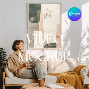 Puede incluir: Una pintura abstracta enmarcada con colores apagados cuelga sobre un sof&aacute; blanco. Las palabras "VIDEO MOCKUP" est&aacute;n superpuestas en la imagen. Una mujer est&aacute; sentada en el sof&aacute;, sosteniendo una revista. Una mesa de centro y una taza est&aacute;n en primer plano. El logotipo de Canva es visible.