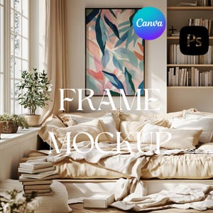 Puede incluir: Una impresión de arte abstracto enmarcada con colores azul, rosa y verde cuelga sobre un sofá beige con almohadas y mantas blancas. El sofá está en una habitación con una ventana, una estantería y una planta.