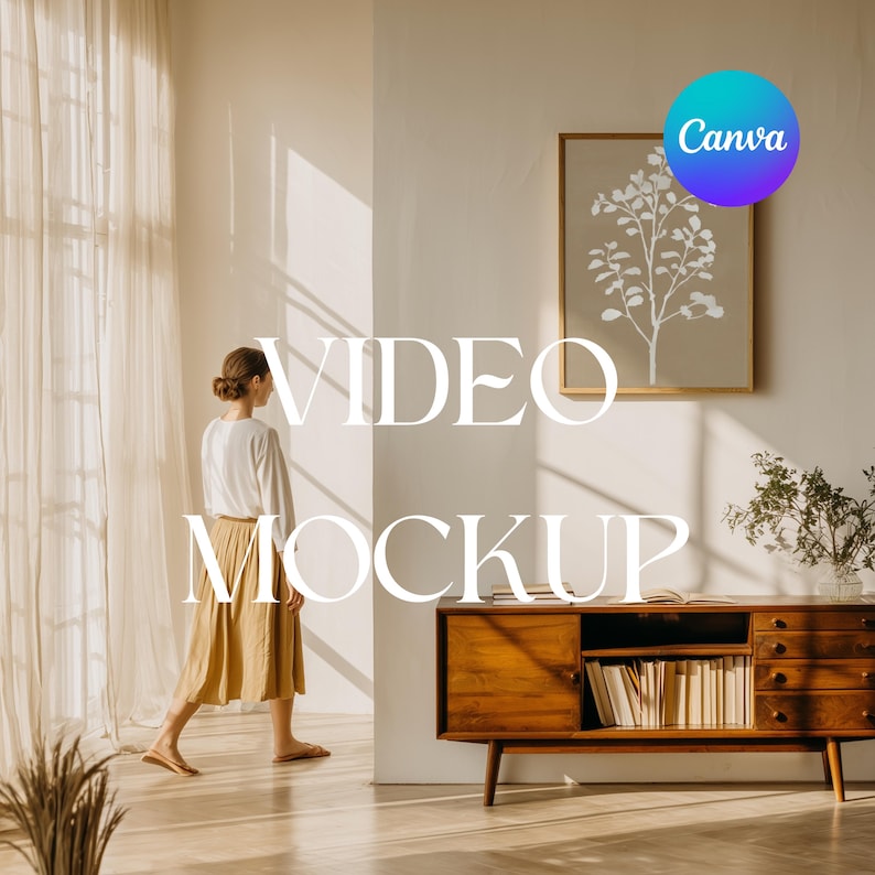 Puede incluir: Una mujer con una blusa blanca y una falda beige camina por una habitaci&oacute;n soleada. Las palabras "VIDEO MOCKUP" est&aacute;n superpuestas en la imagen. Tambi&eacute;n se ve un mueble de madera con libros y una impresi&oacute;n bot&aacute;nica enmarcada.