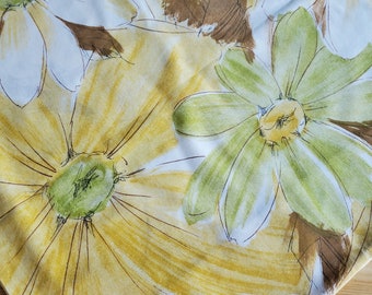 Pode incluir: Tecido quadrado com padrão floral. Grandes flores estilizadas em tons de amarelo, branco, verde e castanho. O design tem uma qualidade de aquarela, com bordas suaves e uma estética vintage. O tecido é provavelmente algodão ou similar.