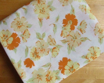 Pode incluir: Tecido branco com um padrão floral com flores laranja e amarelas. As flores são estilizadas e têm um aspeto vintage.