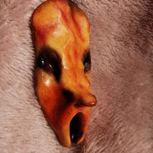 Pin de terror, broche espeluznante, cara aterradora, accesorio alternativo con monstruo