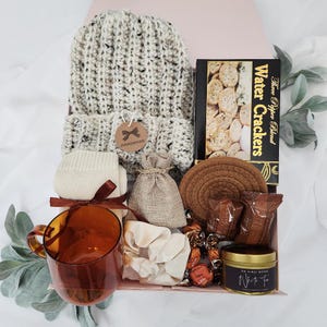 Hygge Gift Box with Blanket – Cozy Gift Set, Relaxation Care Package, Thoughtful Gift for Her, Sending Warmth & Comfort.