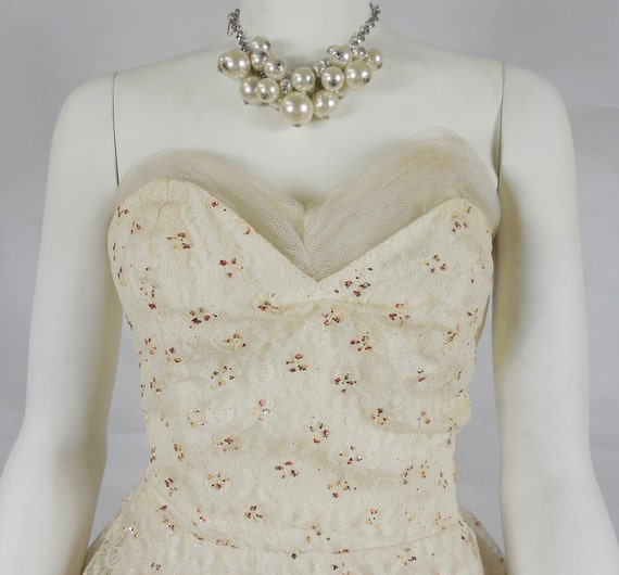 1950's Vintage White Tulle Prom Dress with Red Gl… - image 2