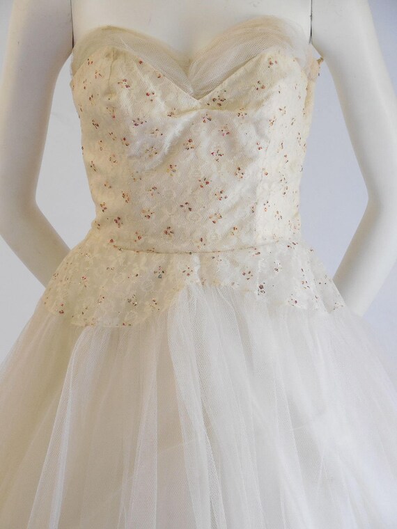 1950's Vintage White Tulle Prom Dress with Red Gl… - image 3