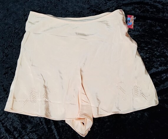 One of Four 1930s 1940s Vintage Soft Peach Silky L