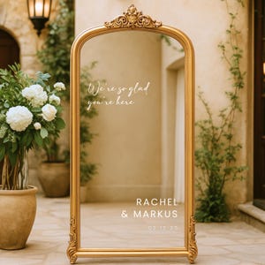 Calcomanía personalizada para espejo de boda: ¡Nos alegra mucho que estés aquí! Incluye nombres y fecha.
