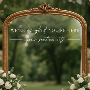 Wedding Welcome Mirror Decal – “We’re So Glad You’re Here” Seating Sign Vinyl – Elegant Ceremony Decor for Outdoor or Indoor Events